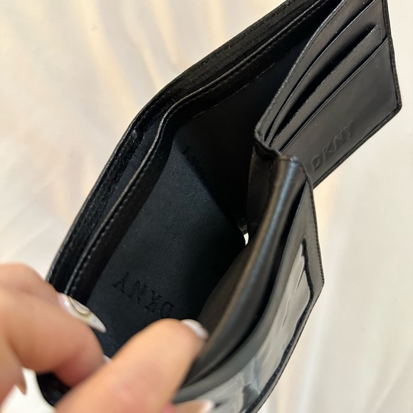 New DKNY Bifold Black Leather wallet - Picture 8 of 8